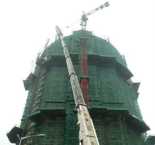 莱城吊车在工地上作业